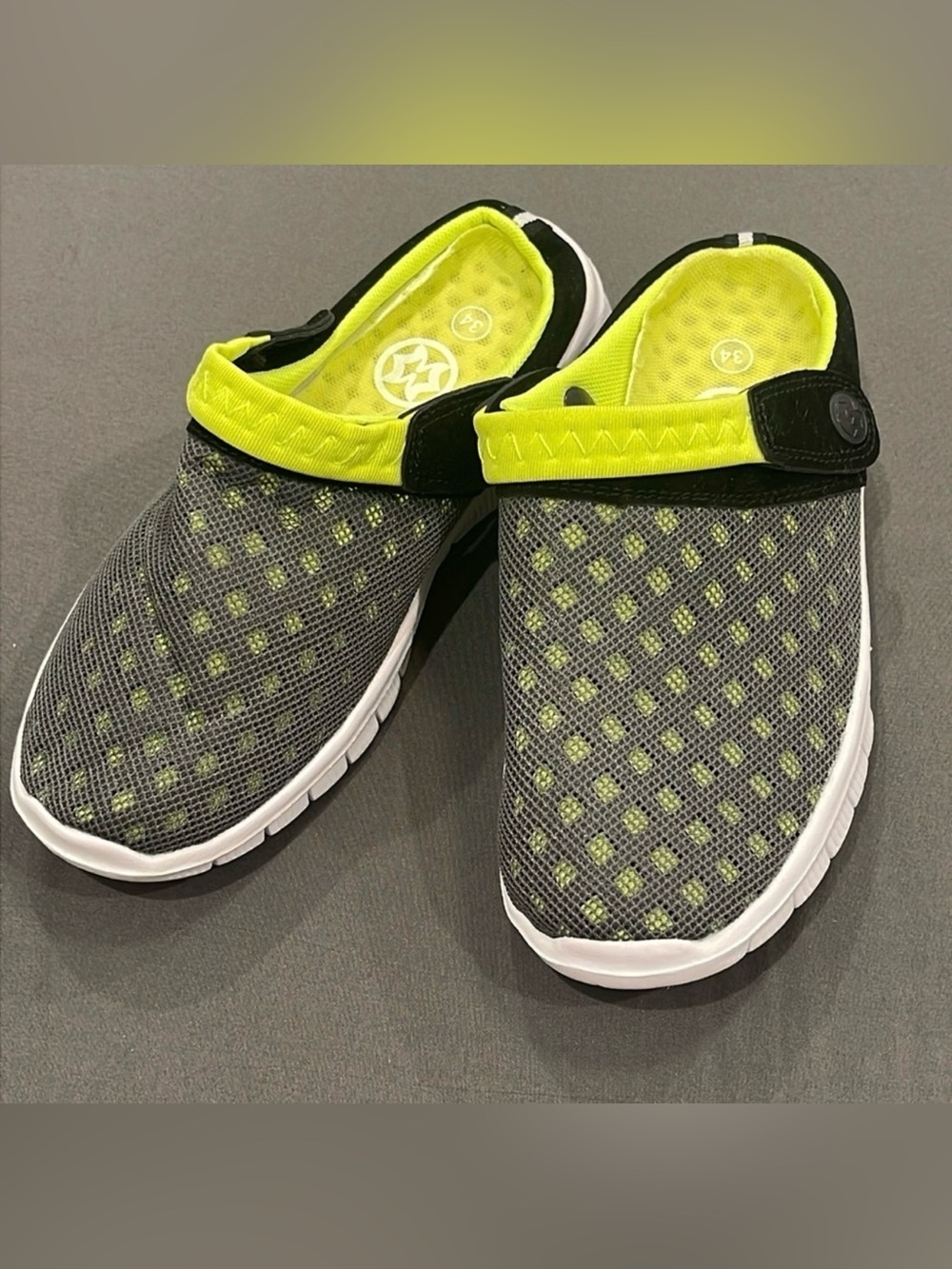 NWOT Hsyooes Unisex Garden Clogs Summer
Breathable Mesh Slippers